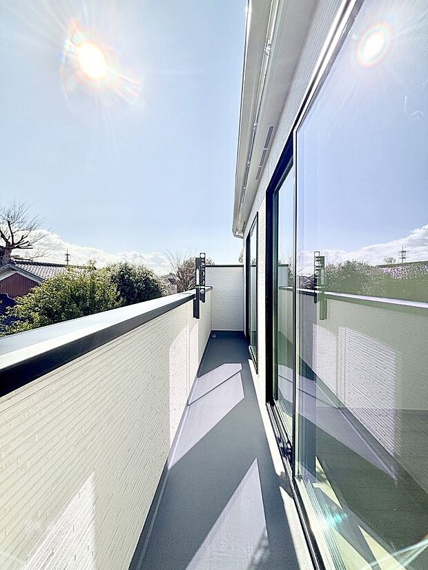 ゆったりバルコニーだから沢山お洗濯ものを干せます。