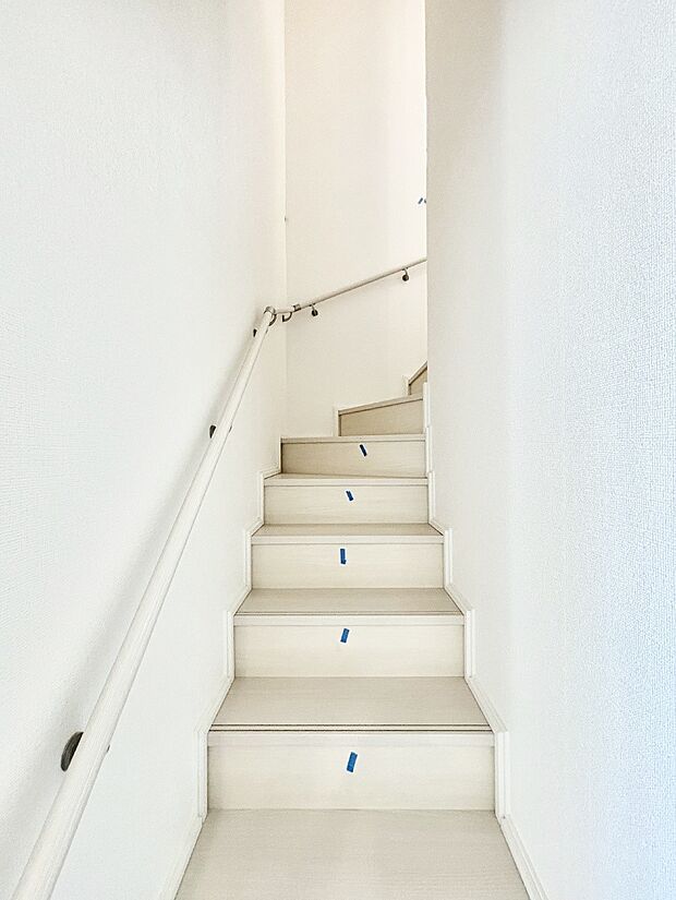 階段は手すり付きなので小さなお子さまやご高齢の方も安心です