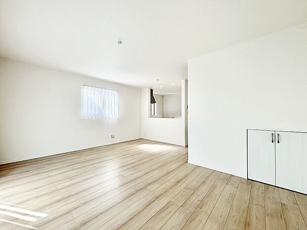 明るい陽光が注ぎ、寛ぎの雰囲気に満たされるリビング・ダイニング。