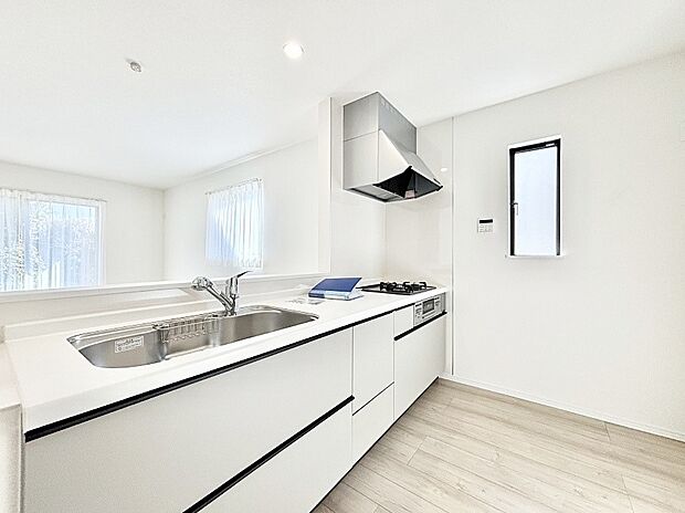 爽やかな風が通り抜けるキッチン。窓があるので明るく換気にも役立ちます。