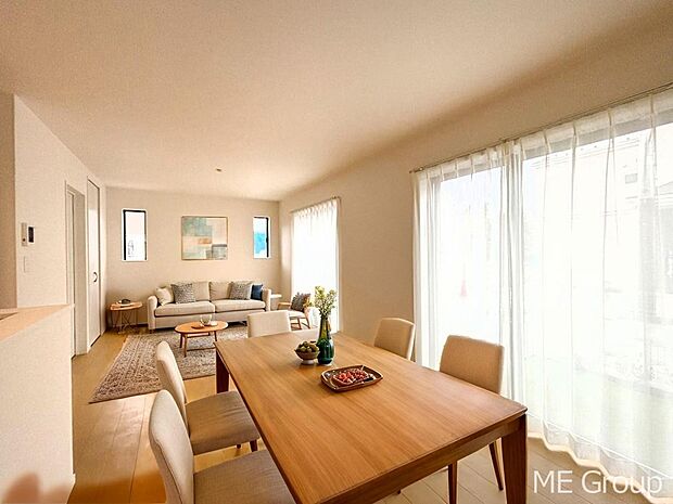 ご家族の賑やかな話し声で包まれる明るいリビング ※家具はCGです