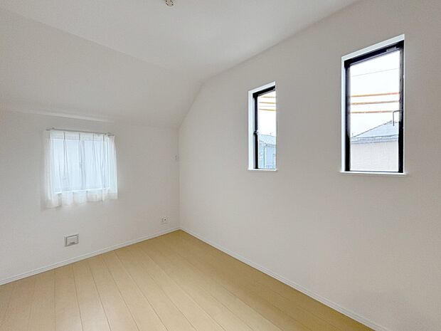 2面採光で気持ちよく自然光が取り入れられるのでお子様のお部屋にもピッタリ