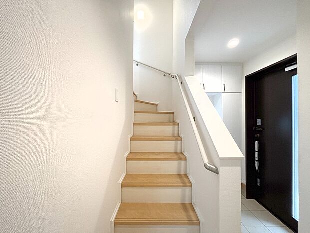 安全性を考慮し階段には手すりを設置しています