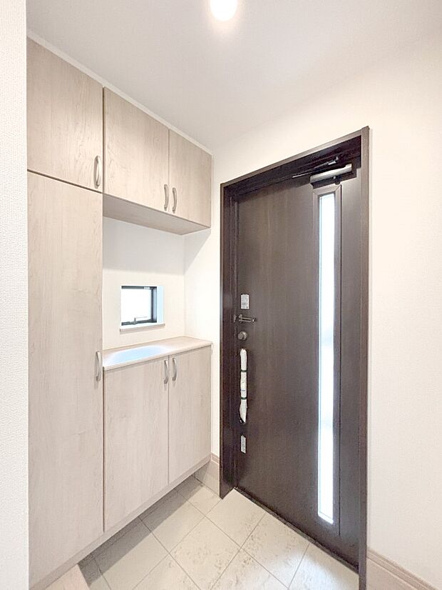 飾り棚を利用して、お越しいただくお客様をおもてなしできます。