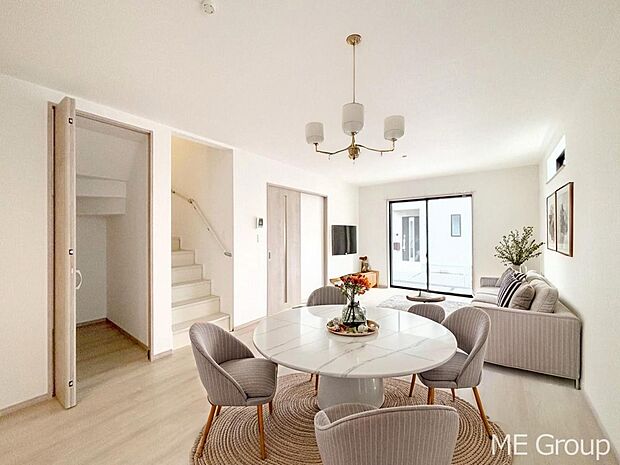 ご家族の賑やかな話し声で包まれる明るいリビング ※家具はCGです