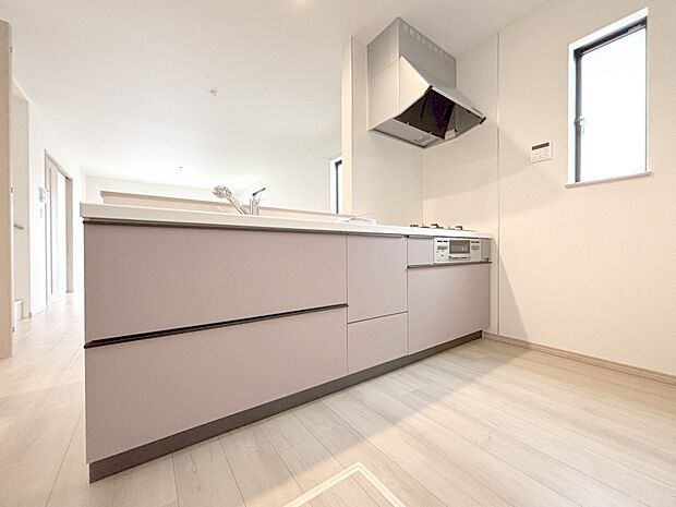 爽やかな風が通り抜けるキッチン。窓があるので明るく換気にも役立ちます。