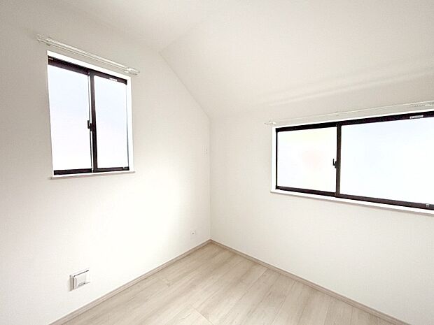 2面採光で気持ちよく自然光が取り入れられるのでお子様のお部屋にもピッタリ