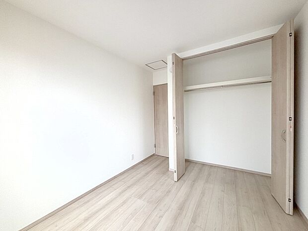 洋室のクローゼット。奥行きがあるので厚手の衣類もすっきり収まります。