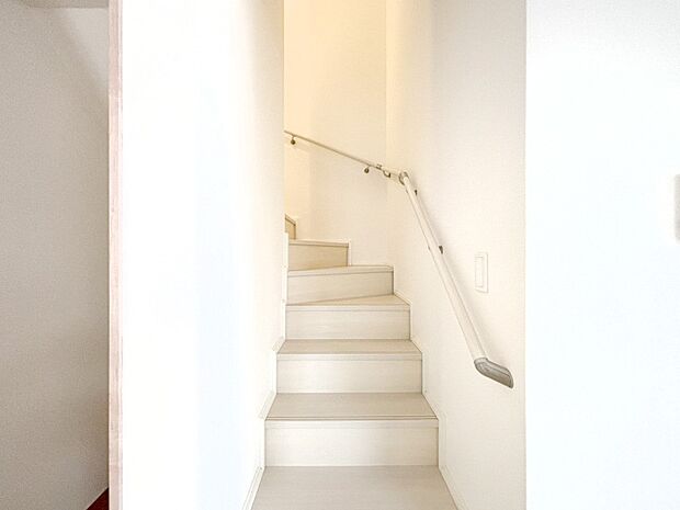 安全性を考慮し階段には手すりを設置しています