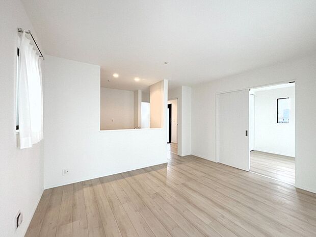 明るい陽光が注ぎ、寛ぎの雰囲気に満たされるリビング・ダイニング。