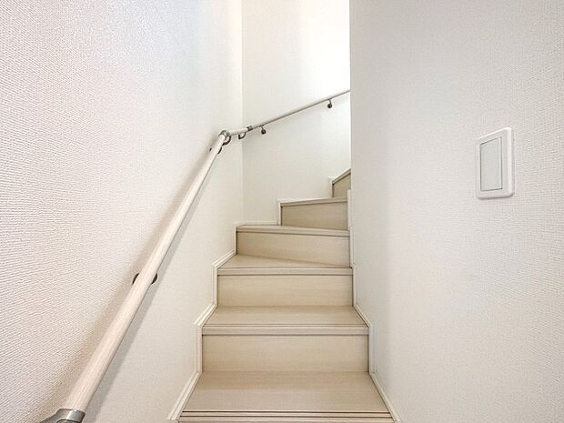 安全性を考慮し階段には手すりを設置しています