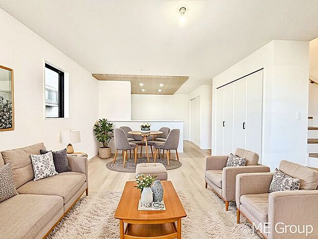 ご家族の賑やかな話し声で包まれる明るいリビング  ※家具はCGです　