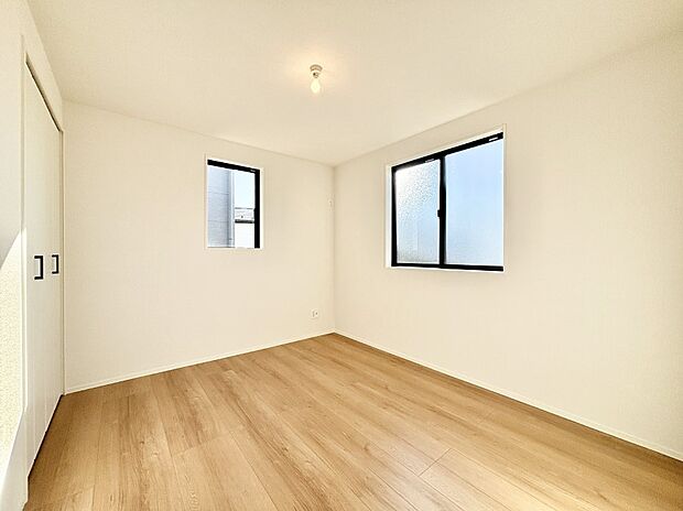 窓からのやさしい光が心地よいプライベートルーム 