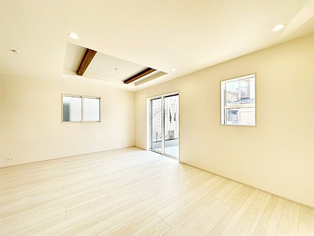 大きな窓からたっぷりの陽光と風を感じられるリビング