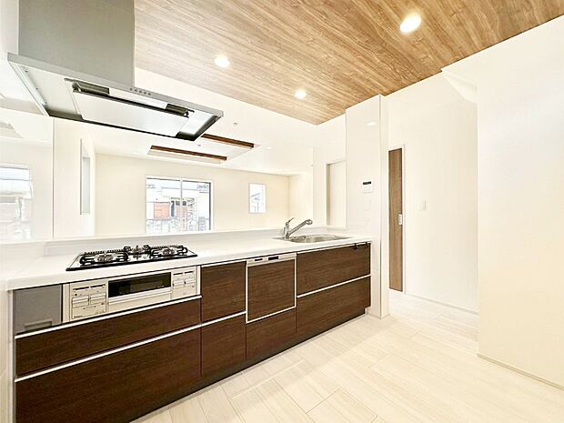 広々とした使い勝手の良いキッチンで日々のお料理も楽しくなりそう