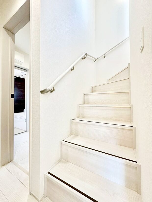 階段は手すり付きなので小さなお子さまやご高齢の方も安心です