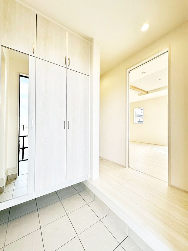 背の高いミラーが空間に広がりを感じさせてくれます  