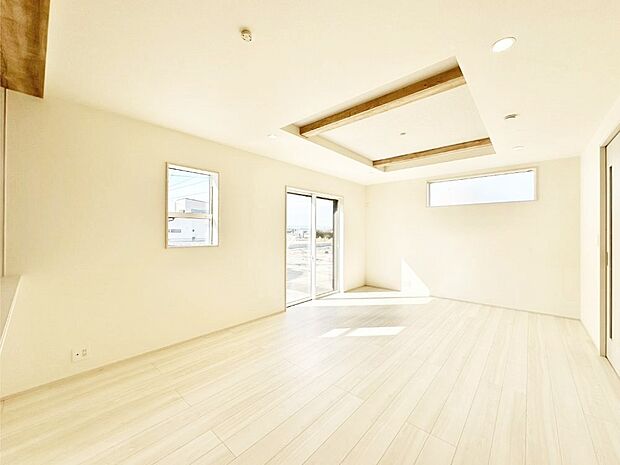 大きな窓からたっぷりの陽光と風を感じられるリビング