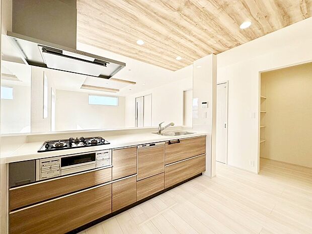 広々とした使い勝手の良いキッチンで日々のお料理も楽しくなりそう