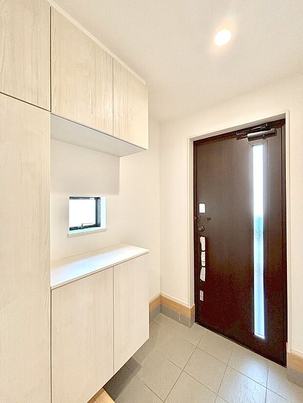 明るい玄関はお客様をお出迎えするのにぴったりです!