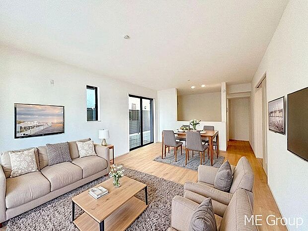 ご家族の賑やかな話し声で包まれる明るいリビング  ※家具はCGです