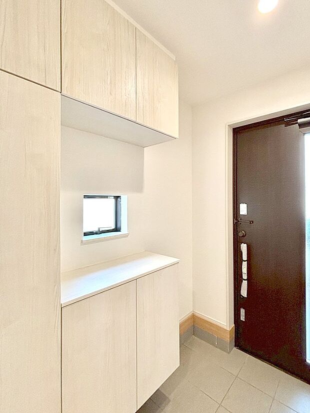 たっぷり収納できるシューズボックスで家族全員の靴も、玄関すっきり。  