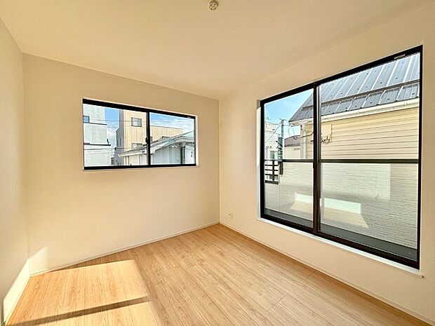 明るいバルコニーサイドに洋室を設置。目覚めの良い寝室に。 