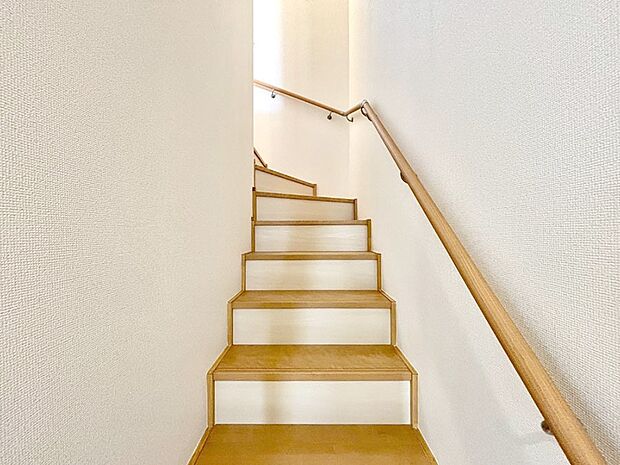 階段は手すり付きなので小さなお子さまやご高齢の方も安心です