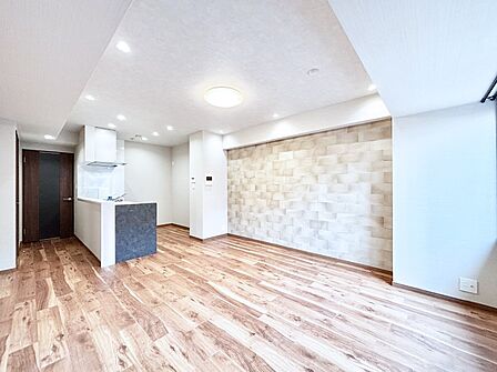 アクセントクロスがオシャレ!おうちの時間も充実しそうなリビングダイニング。