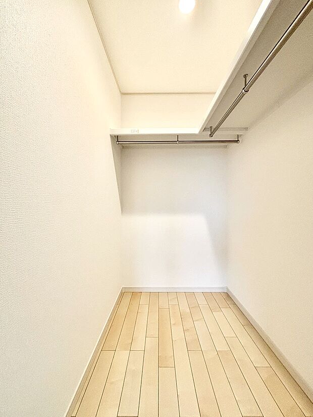ウォークインクローゼット付きで生活空間を広く利用できます。