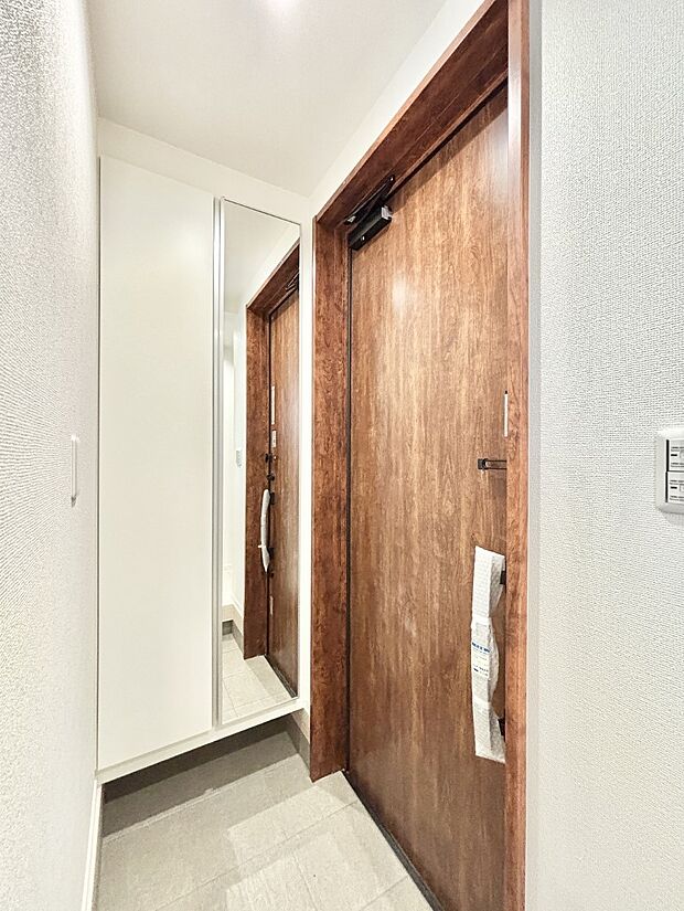 ミラー付きシューズボックスはお出かけ前の身だしなみチェックに便利