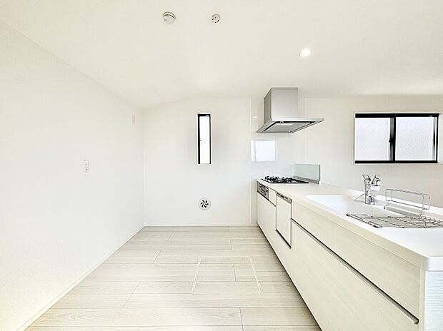 爽やかな風が通り抜けるキッチン。窓があるので明るく換気にも役立ちます。