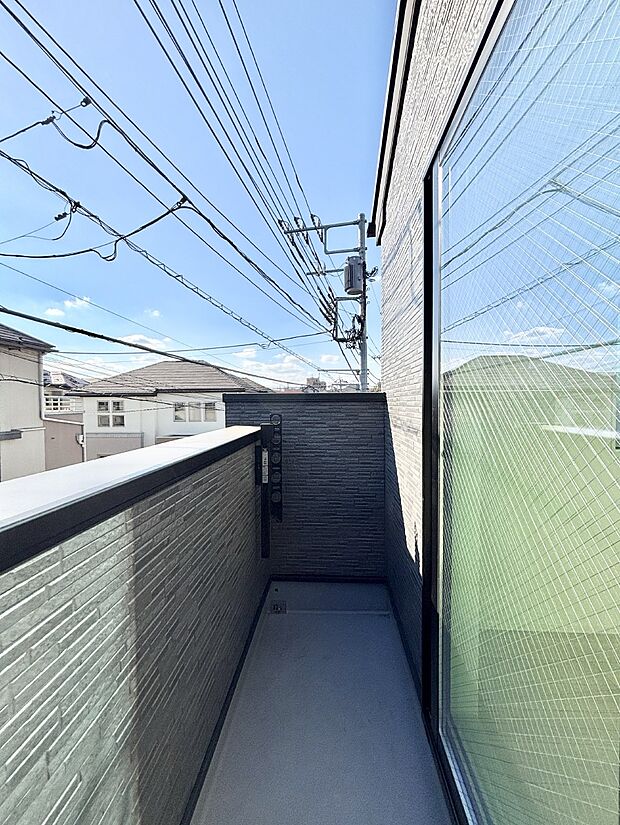南向きのバルコニー！ご家族の洗濯物はもちろん、お布団もたっぷり干せます！