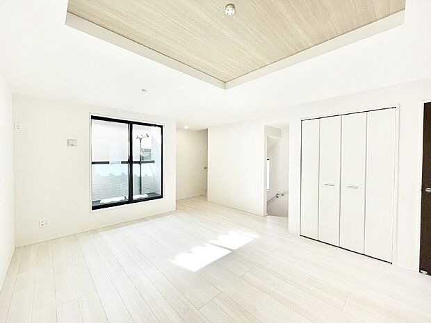 明るい陽光が注ぎ、寛ぎの雰囲気に満たされるダイニング。   