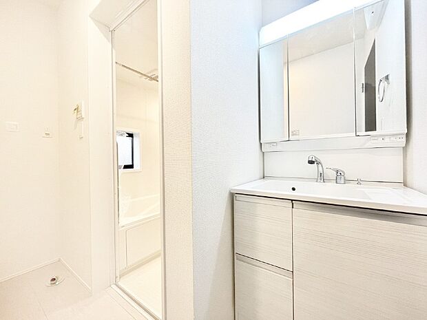 身支度もスムーズにおこなえる脱衣場。  