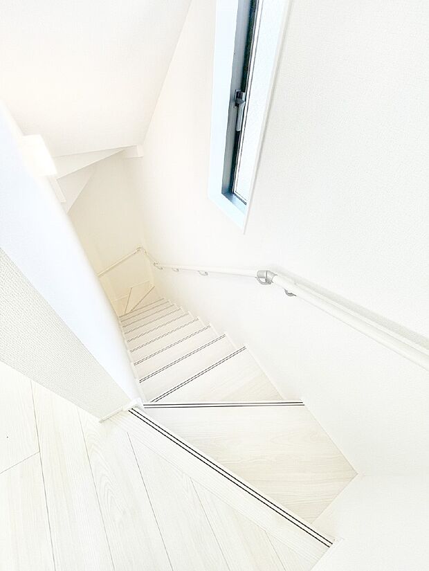 安全性を考慮し階段には手すりを設置しています