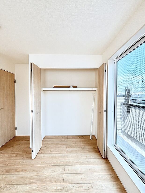 洋室のクローゼット。奥行きがあるので厚手の衣類もすっきり収まります。