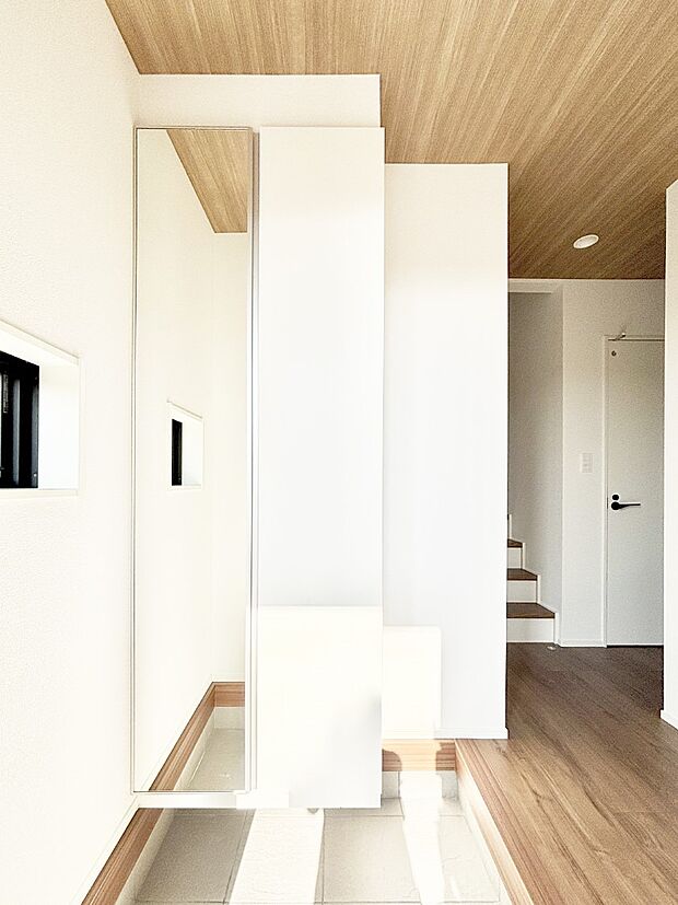 ミラー付きシューズボックスはお出かけ前の身だしなみチェックに便利