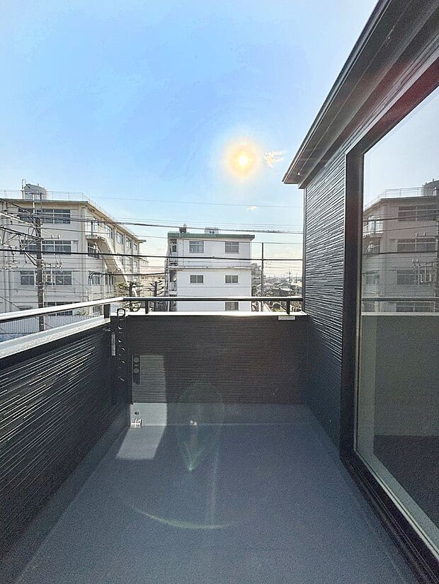 ゆったりバルコニーだから沢山お洗濯ものを干せます。