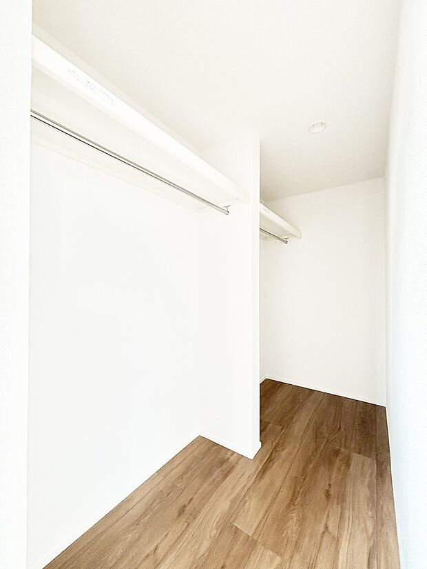 ウォークインクローゼット付きで生活空間を広く利用できます。