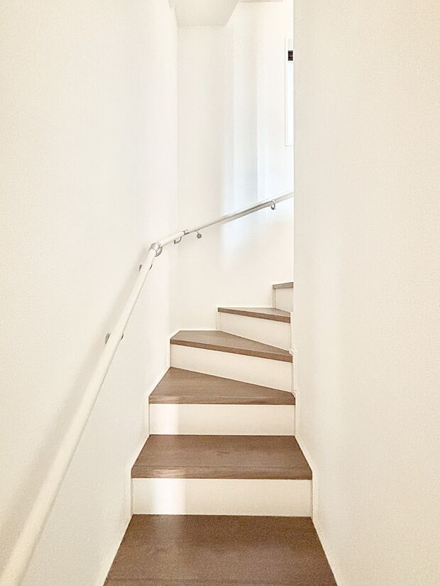安全性を考慮し階段には手すりを設置しています