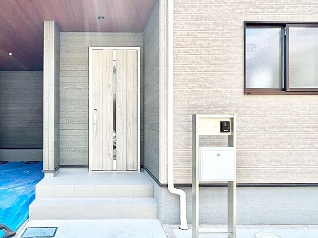 大切な家族、来客を出迎える玄関。