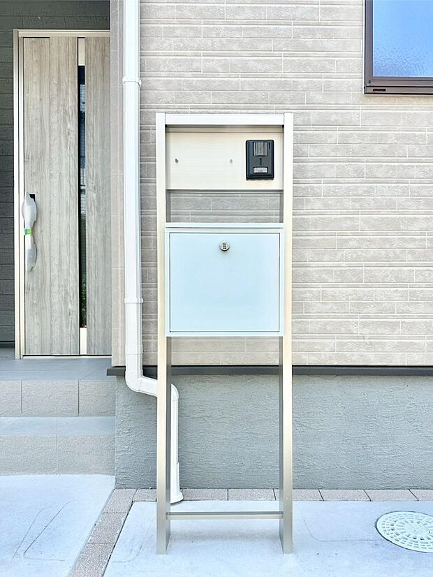 シンプルデザインのポスト。