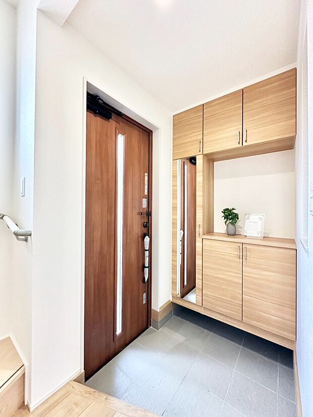 明るい玄関はお客様をお出迎えするのにぴったりです!