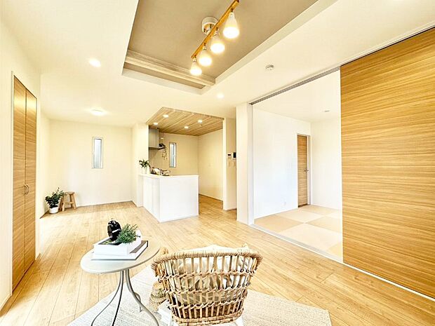 お洒落で開放感のある折り上げ天井を採用したリビングダイニング