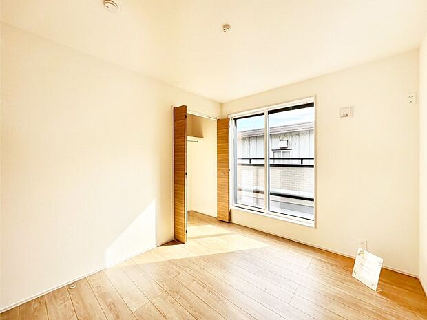 明るいバルコニーサイドに洋室を設置。目覚めの良い寝室に。 