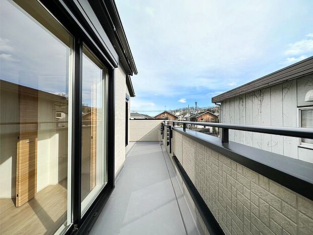 暖かな陽光が降り注ぐバルコニーはお洗濯におすすめ。爽やかな風も心地よいです。 