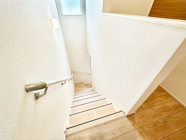 安全性を考慮し階段には手すりを設置しています