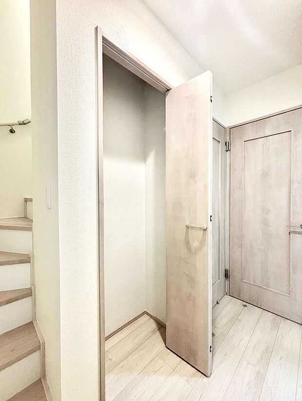 玄関ホール収納です。掃除道具やお出かけ用グッズの収納に便利です。