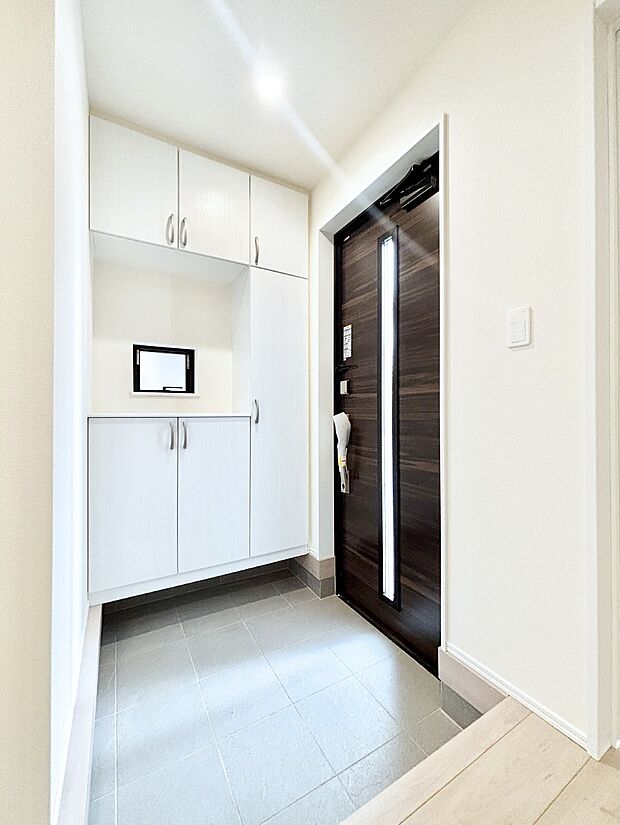 シューズボックスはご家族の写真や季節のインテリアで飾り棚として演出できます